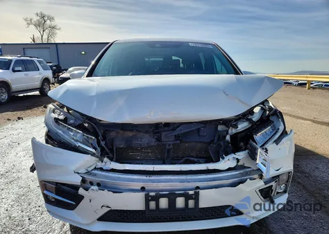 2018 Honda Odyssey Touring z USA, uszkodzony, nr VIN 5FNRL6H88JB027932